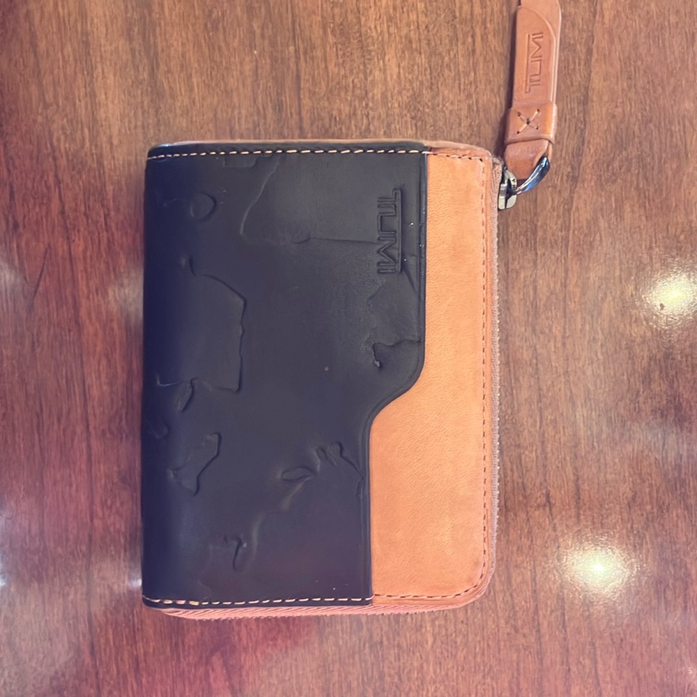 TUMI leather Zip wallet